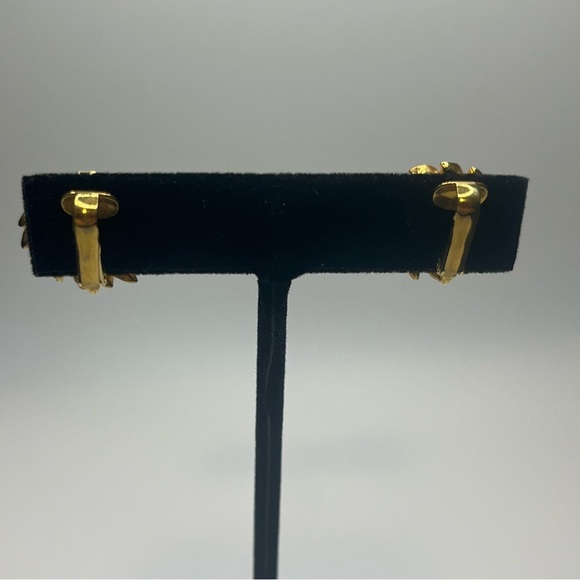 Vintage Richelieu gold tone pearl and faux diamond earrings - Picture 5 of 9